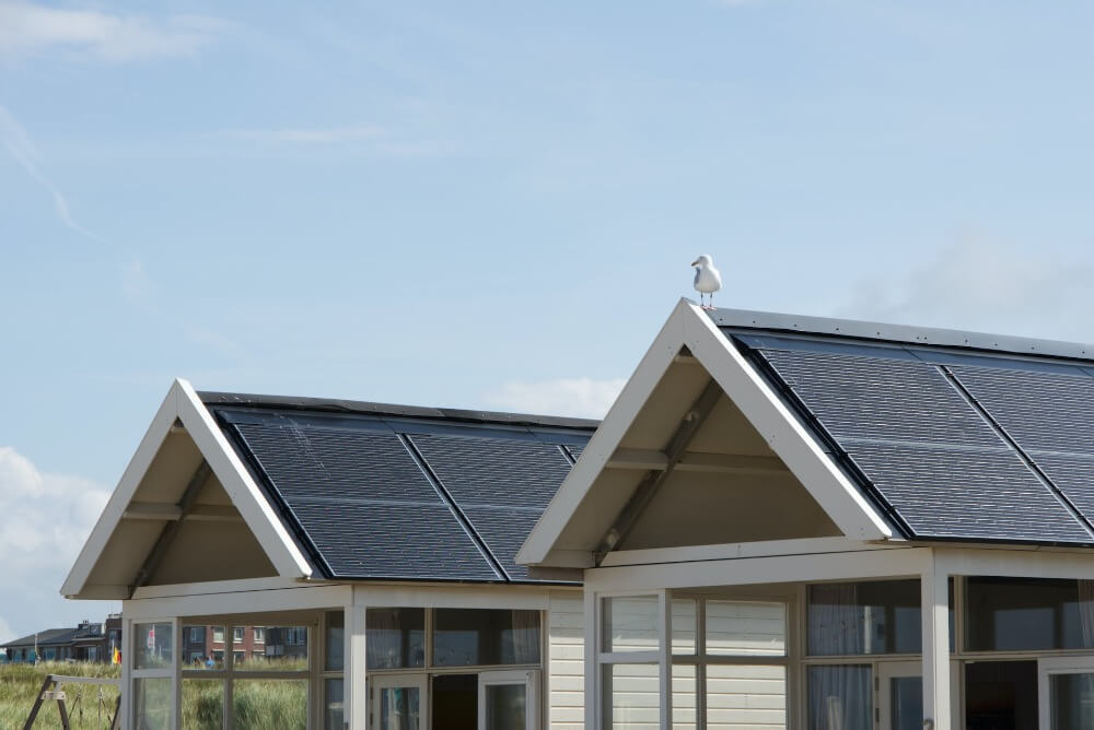 Extra opbrengsten door zonnepanelen op je tuinhuis te plaatsen? Wij vertellen je hier meer over, zoals de verschillende overkappingen en geschikte panelen